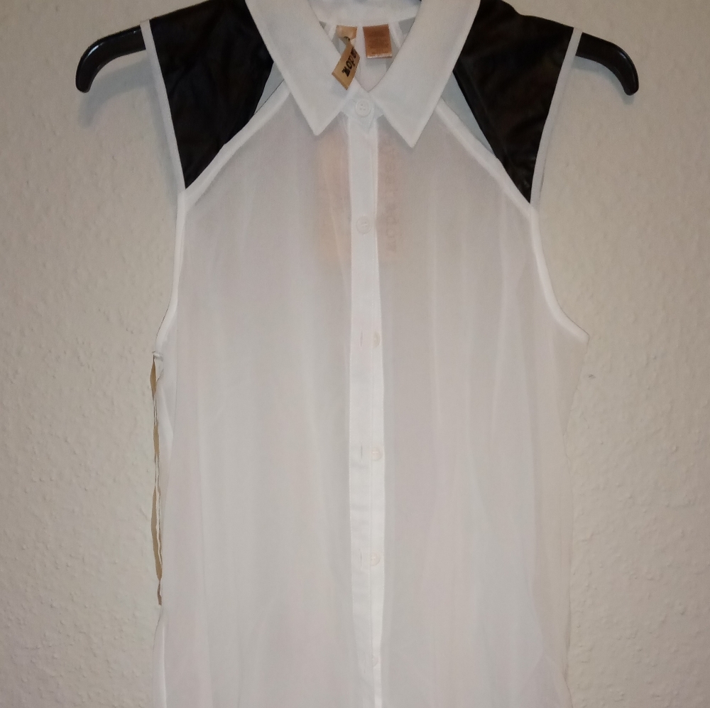 Eyeshadow White and black top